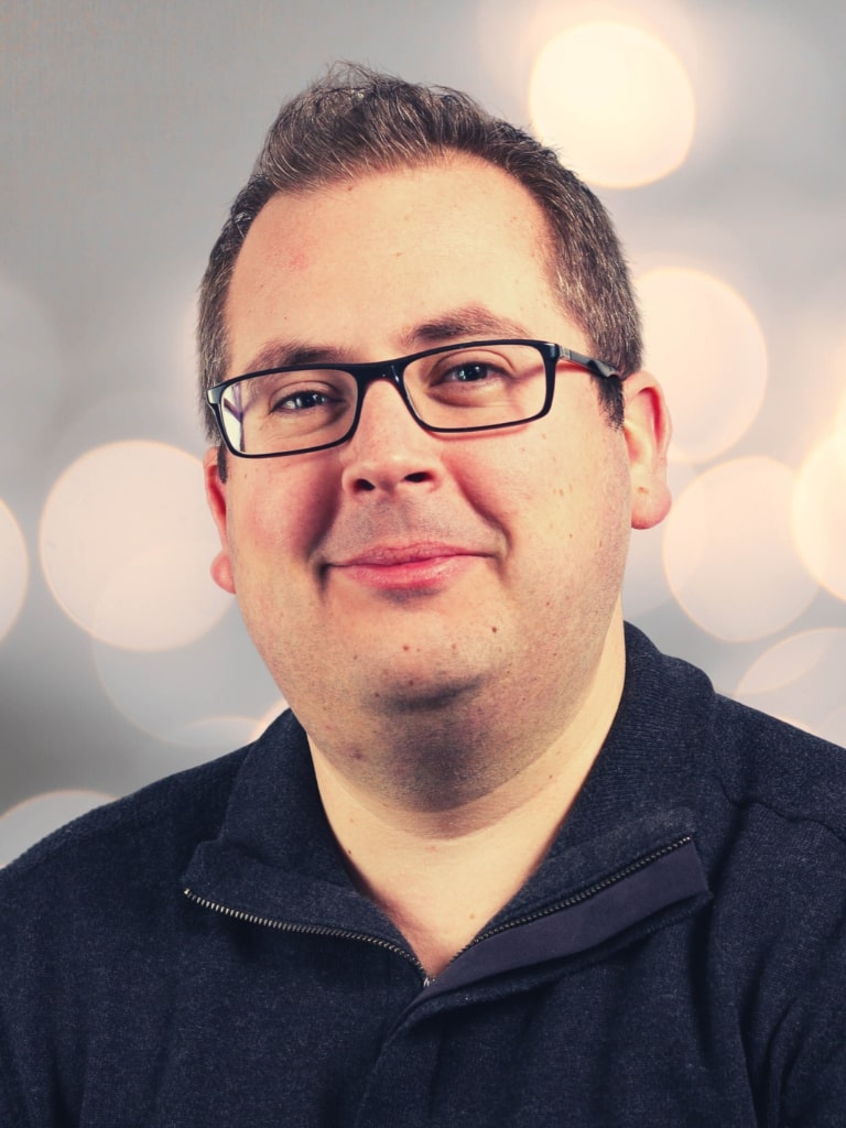 Oli Headshot.jpg